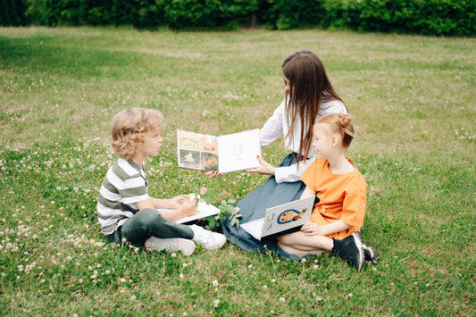 Foto di bambini che leggono all'aperto